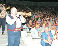 Goran sahnede mzisyenleri dinleyici arasnda