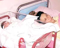 Karnna isabet eden kurunun ardndan ameliyata alnan hamile kadn ve bebei kurtarld.