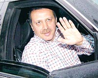 DREKSYONA KENDS GET:  Rize'de eiyle birlikte tatil yapan Babakan Tayyip Erdoan, dn makam arabasn kendisi kulland.
