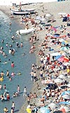 KEYF KISA SRECEK: Yamurun dinmesiyle kendilerini plaja atan Zonguldakllar yeniden gelecek yala evlerine kapanacak.