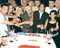 Yayın Grubu Başkanı Osman Gençer (ortada) ve tüm çalışanlar gecede eğlendiler.