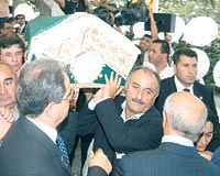Beyhan Eczacbann cenazesine Trkiyenin nde gelen iadamlar, sanatlar ve gazeteciler katld.