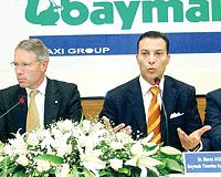 Baymak Ynetim Kurulu Bakan Murat Akdoan (sadan ikinci) ve Baxi Group Ynetim Kurulu yeleri dzenlenen basn toplantsyla fabrikay tantt.