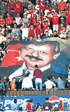 BU NE POSTER?   Haluk Ulusoy'un posterine kimse anlam veremedi. Trkiye iin byk nem tayan bir mata kulplk yapan Trabzonspor taraftar snfta kald.