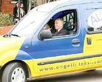 Engellilere zel taksinin ilk seferini Kadky Belediye Bakan Selami ztrk yapt.