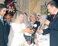 EVLLK CZDANI GELNE: Muharrem Erkut ile Azer Temelin nikahna Emine Hanmla katlan Erdoan, daha iyi saklayaca gerekesiyle evlilik czdann geline verdi.