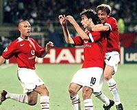 REKOR KIRDI: Manchester Unitedn iki goln de atan Ruud Van Nistelrooy, Avrupa Kupalarnda 30 gole ulaarak, ngiliz ekibinin en golc futbolcusu oldu.