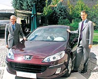  PEUGEOT 407, 49.9 MILYARA TRKIYE'DE:Christian Delous (solda) ve Peugeot Trkiye Genel Mdr Yann Carnoy, 49.9 milyar liradan satlan 407'yi tantt.