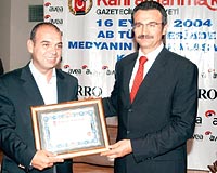 Bakan Tzmen konferansa konumac olarak katlan Ekonomi Mdrmz Yavuz Semerci'ye plaket verdi.