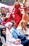 SMEYYE'Y DE GTRDLER:Bakan Abdullah Gl, ei ve oluyla gittii festivale, Babakan Erdoan'n Amerika'da yaayan kz Smeyye'yi gtrd.