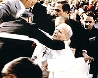 PAPA, SUKASTSN BLE AFFETMT: Papa II. John Paul 1983 ylnda kendisini ldrmeye alan Mehmet Ali Acay affetmiti. Acaya bir gm tesbih de gtren Papa II. John Paul, pek salkl olmasa da hl grevinin banda.