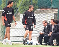 MORAL VERDLER: Bakan Demirren ve asbakan Oktay dn sabah idmann izlerken, siyah-beyazl futbolcularla da konuup, onlara moral verdiler. 