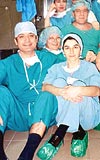 YILDA 700 AMELYAT: Dr. Kalangos, meslektalaryla dnyann drt bir yanndaki fakir ocuklar cretsiz ameliyat ediyor.