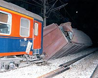 YEN BR FACAYA RAMAK KALDI Toros Ekspresi isimli yolcu treninin arkasnda bulunan yk vagonu devrildi. Yolcularn bulunduu vagonlar ise ans eseri hasar almad.