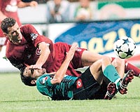 Trabzon'un orta sahadaki yldz Hseyin imir man sonlarnda takm arkada, Avustralyal kaleci Michael Petkovic ile tartmaya girdi.