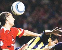 KULE GİBİ: Rio Ferdinand Fenerbahçeye geçit vermedi.