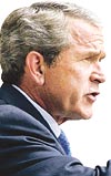 GEORGE W. BUSH:    Uzmanlara gre Bush'un en nemli avantaj beden dilini ok iyi kullanabilmesi. Dezavantaj ise Kerry'ye gre daha kambur olmas ve sk sk dudaklarn yalamas...