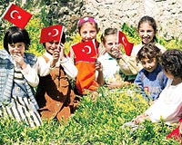 YÜZLERİ ARTIK GÜLÜYOR: TEMAnın Erzurum Pasinlerde SABAH okurlarının katkısı ile yürüttüğü erozyon önleme amaçlı kırsal kalkınma projesi köy çocuklarının yüzlerinde gülücükler yarattı. Köylerde yaşayanlar adeta yeni bir hayata başladı.