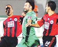 Konyasporun formda forvet oyuncusu Tayfun, Genlerbirlii savunmasna zor anlar yaatt.