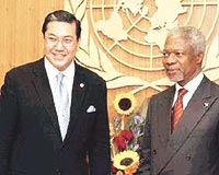 SELEFİYLE GÖRÜŞTÜ: Taylandlı Bakan Sathirathai, adaylığıyla ilgili olarak BM Genel Sekreteri Annanı ofisinde ziyaret etti.