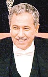 AKP Genel Başkan Yardımcısı Akif Gülle, Arınç'ı aday gösteren dilekçeyi Meclis'e verdi. 