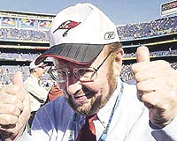 Kulübü satın almak isteyen Malcolm Glazer, Amerikan futbol takımı Tampa Bay Buccaneersin sahibi. Glazer, 1995 yılında 192 milyon dolar ödeyerek satın aldığı orta sıra takımını 2003 yılında Super Bowl şampiyonu yapmış.