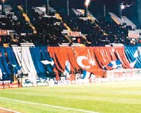 LOS TURCOS...    Deportivo'nun maçlarını oynadığı Riazor Stadı'nın kale arkalarının birinde Türk bayrağı asılıyor. Bunun nedeni ise La Coruna'nın güneyindeki Vigo kentindekilerin onlara 'Türk' demesi...
