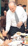 ZRLLERE FTAR YEME: Bakan Topba, AKP mraniye le Bakanlnn zrller iin verdii iftar yemeine katld.