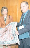 Amerikan Bykelisi Eric Edelman ve ei Patricaya, Kayseride ipek hal hediye edildi.