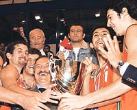 lkersporlu oyuncular kupa sevincini Bakan Orhan zokur ile birlikte doyasya yaadlar. 