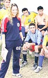 HEDEF AMPYONLUK....   Cidesporlu futbolcular, niversite mezunu bayan teknik direktrleri zgr Gzak'n varlndan memnun grnyorlar.