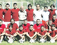 Bir zamanlar yaptığı flaş transferlerle dikkat çeken Adanaspor, tüm futbolcuların kenti terketmesiyle, alt yapıdan çıkardığı gençlerle yoluna devam etme kararı almıştı.