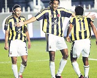 KADIKY'DE LK KEZ: Daum, Mehmet Yozgatl'ya ilk 11'de ans verirken van Hooijdonk 7.goln att. Bu Hollandal futbolcunun Kadky'deki ilk gol oldu.