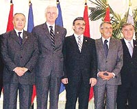 AB Akdeniz Forumu toplantlarna katlan Gl, Fransz Bakan Barnier (soldan ikinci) ile grmesi gergin geti.