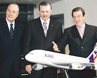 ANLAMAYI ALKILA KUTLADILAR : Erdoan, Schrder ve Chiracla yapt l zirveden sonra 36 Airbus A380 uann alm iin dzenlenen trene katld.  lider imzalarn ardndan anlamay alklarla kutlad. Uaklar 2005-2008 arasnda Trkiyeye teslim edilecek.