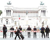 Tren nedeniyle Romadaki tarihi binann etraf polislerce sarld.