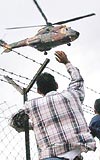 BELK DE SON VEDA... Filistinliler Devlet Bakanlar Yaser Arafat uurlamak iin sokaklara dkld. Halk, Ammana doru havalanan helikopteri snr tellerine kadar takip ettiler.