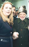 KARISI SHA HEP YANINDA: Arafat'n yanna birka kiinin girmesine izin veriliyor. Ei Sha ve birka Filistinli dnda hi kimse Arafat'n yanna sokulmuyor.