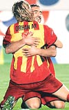 ZNCR KIRDI: mit Karan 17 Mays 2003'teki A.Gc mandan sonra Ali Sami Yen'de ilk kez gol att. Orhan Ak da sar-krmzl forma altnda ikinci goln kaydetti.