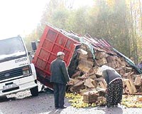 Antalya Korkutelinde, elma ykl kamyon bariyere arpt, src Nuri Doan hayatn kaybetti. 