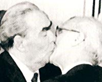 Komnist blok kmeden nce SSCB lideri Brejnev, Dou Almanya lideri Honecker'i byle karlamt.
