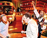 Fanatik Museviler Arafatn lmn byk bir sevin gsterisiyle karlad. Sokaklarda gitar alan, arklar syleyen fanatikler, gn boyu elendiler.