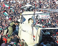 Yaser Arafat'n naa Msr'daki cenaze treninin ardndan getirildii Ramallah'ta, binlerce Filistinli tarafndan omuzlarda tand.