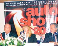 BEKLENTLER OK FAZLA Autoshow 2004'n tantm toplantsna ODD Bakan Yksel Mermer, (solda) CNR Holding Ynetim Kurulu Bakan Ceyda Erem (ortada) ve CNR Genel Koordinatr Adnan Tapnar, fuarn uluslararas anlamda ilk snavn vereceini syledi.