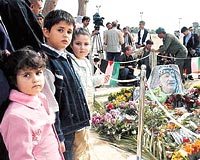 ORTADOU'NUN GERE... Filistinli ocuklar en gzel giysileriyle bayram kutlamasna gelmiler. Nereye mi? Arafat'n mezarna...