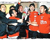 Sivassporlu oyuncular galibiyeti doyasya kutladlar.