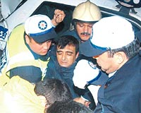 KAZA TUTANAI YAZARKEN TANKER ARPTI...  Bir tankerin arpmasyla hurdaya dnen grev aracnn iinde skp kalan polis memuru Ali Kozan' itfaiye ekipleri kurtard. 