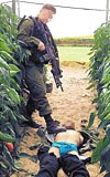UTANDIRAN GRNTLER: Yedioth Ahronoth, gazetesinde yaynlanan bu fotoraflar srail askerlerinin ldrdkleri Filistinlilerin cesetlerine yaptklar kt muameleyi belgeledi. 