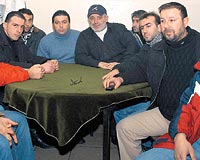 Kara Kartallarla oturup ne olacak bu iin sonunu tarttk. ar Grubunun liderlerinden Alen Markaryan ve Karagmrkllerin nderi Erdal Kele tribnlerdeki etkinliklerini anlatt.
