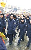 POLS OKULU RENCLERNDEN DESTEK: 200 polis okulu rencisi seim aklanan sonularn tanmadklarn aklayarak muhalefet lideri Viktor Yuenkoya ballklarn bildirdi.